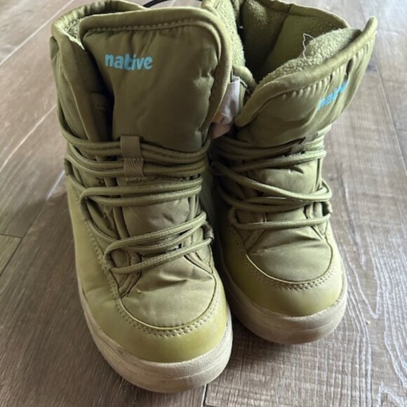 Native winter boots size J1 (1 youth) - Picture 1 of 3
